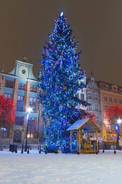 Casco antiguo de Gdansk en el paisaje de invierno con árbol de Navidad —  Fotos de Stock