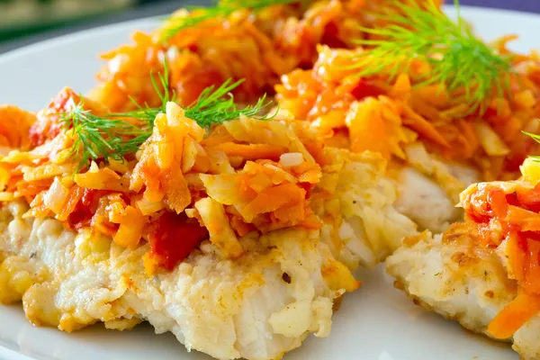 Bacalao frito con verduras —  Fotos de Stock