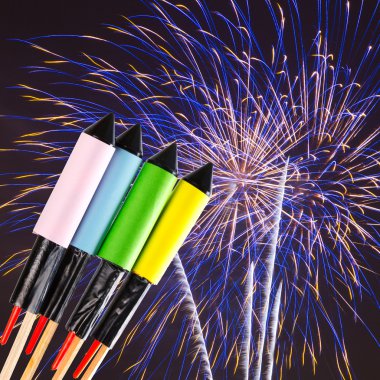 karanlık gökyüzü üzerinde havai fişek