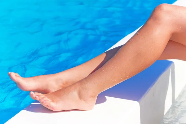 Gambe femminili sexy a piscina — Foto Stock