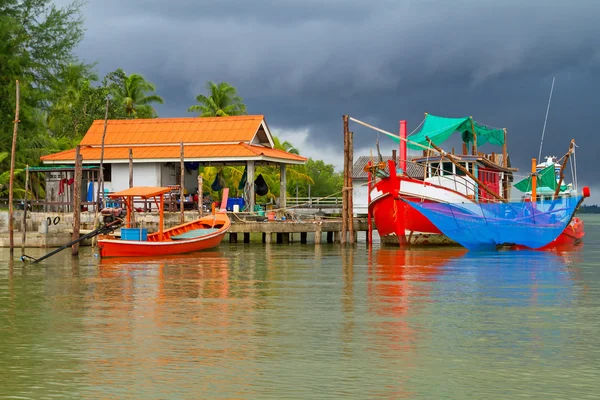 Barcos de pesca en el río en Koh Kho Khao —  Fotos de Stock