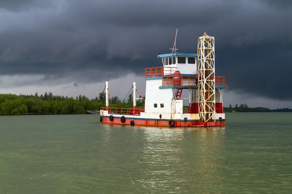 Ferry on the river before storm — Stock Photo, Image