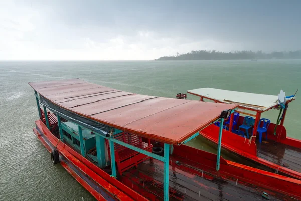 Bateaux à longue queue sur la rivière avant la tempête — Photo