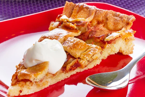 Piece of apple tart and cream — Stock Photo, Image