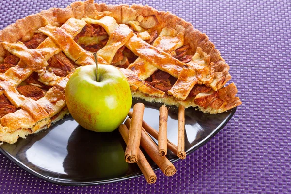 Apple pie with cinnamon — Stock Photo, Image