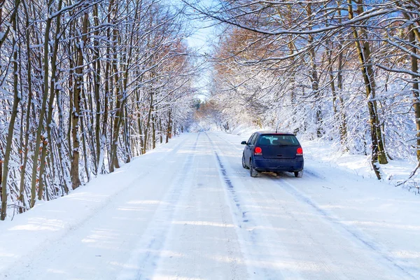 Strada innevata nella foresta invernale — Foto Stock