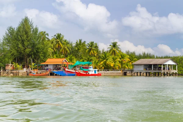 Fiskebåtar vid floden i koh kho khao — Stockfoto