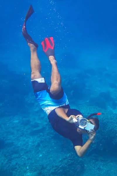 Homem com câmera de vídeo subaquática no mar de Andaman — Fotografia de Stock