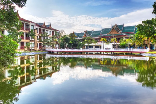 Oriental architecture reflected in the pond — Stock Photo, Image