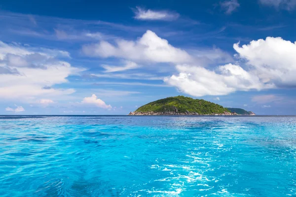 Turquoise water van de Andamanzee op similan eilanden — Stockfoto