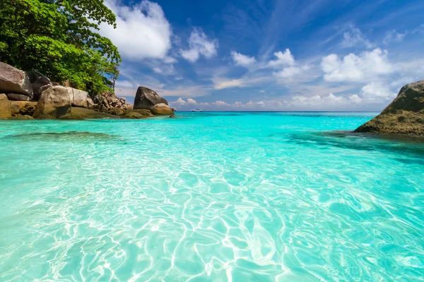 Turquoise water van de Andamanzee op similan eilanden — Stockfoto