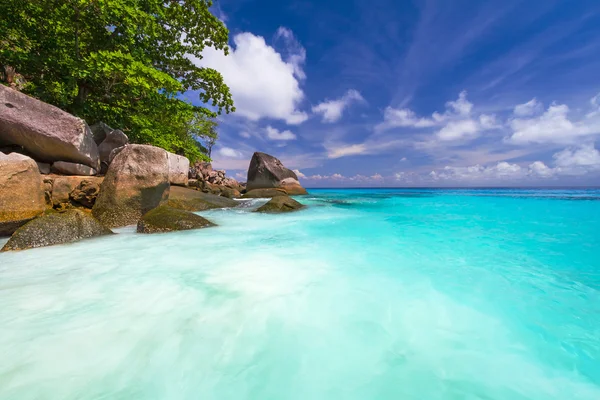 Água azul-turquesa do mar de Andamão nas ilhas Similares — Fotografia de Stock