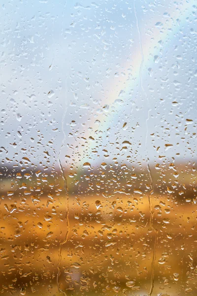 雨が降った窓から虹 — ストック写真