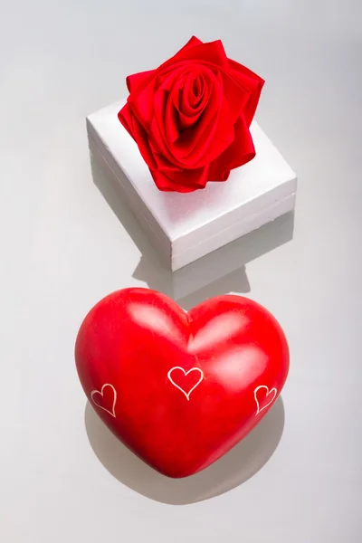 Geschenkbox mit rotem Herz als Liebessymbol — Stockfoto