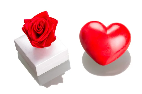 Confezione regalo con cuore rosso come simbolo d'amore isolato — Foto Stock