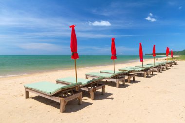 tropik sahilde şezlong