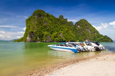 phang nga Milli Parkı'nın kıyısındaki Motorlu kayak sandallar