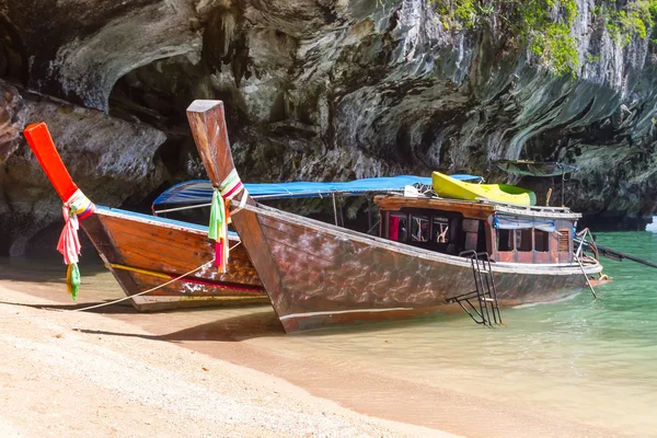 Barcos de cauda longa em Phang Nga Bay — Fotografia de Stock