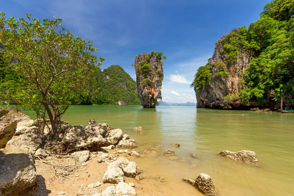 Ko tapu skála v zátoce phang nga v Thajsku — Stock fotografie