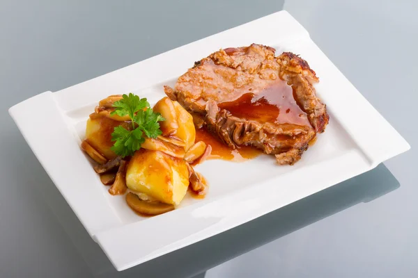 Carne di maiale arrosto con sugo e patate — Foto Stock