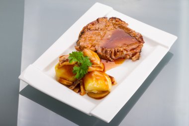 domuz rostosu sos ve patates ile