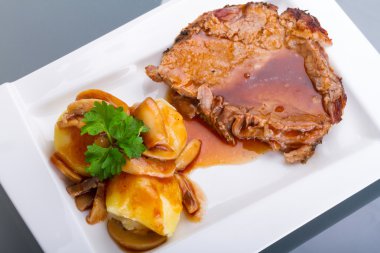 domuz rostosu sos ve patates ile