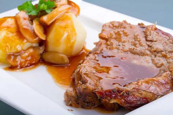 Geroosterd varkensvlees met jus en aardappelen — Stockfoto