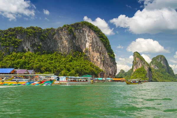 Koh Panyee u osady postavené na kůlech v Thajsku — Stock fotografie