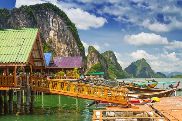 Koh Panyee insediamento costruito su palafitte in Thailandia — Foto Stock