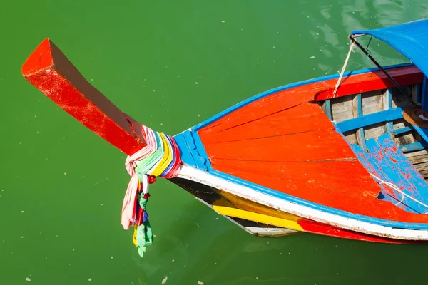 Traditionell röd lång svans båt i thailand — Stockfoto