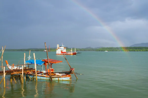 Rainbow och båt på floden på koh kho khao — Stockfoto