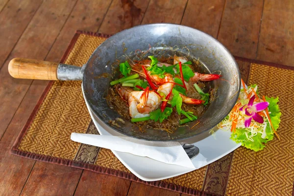 Thai dish with king prawns and noodles — Stock Photo, Image