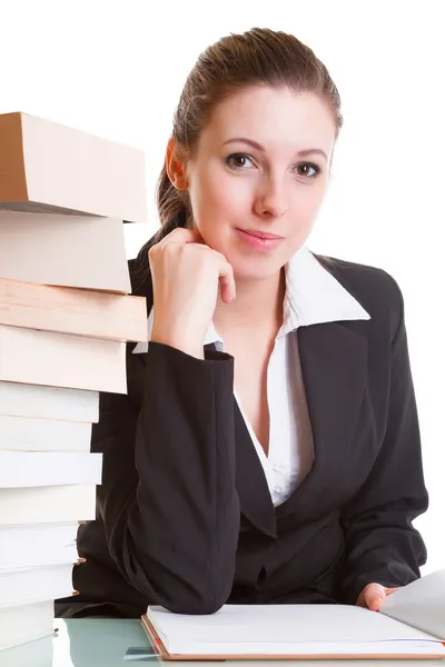 Apprentissage des étudiants avec pile de livres sur le bureau — Photo