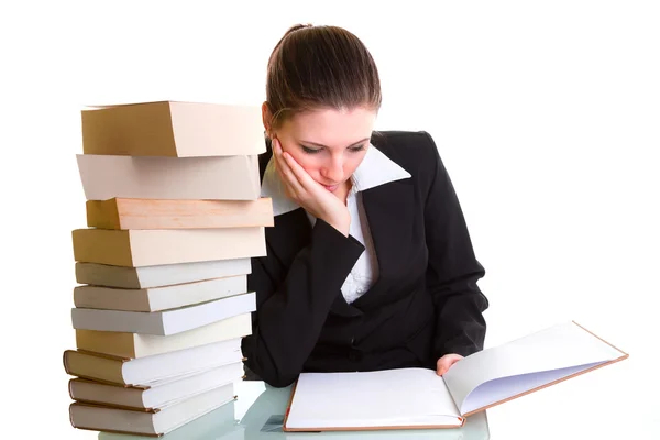 Aprendizaje de los estudiantes con un montón de libros en el escritorio — Foto de Stock