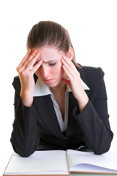 Jonge brunette nauwelijks bestuderen van het boek — Stockfoto