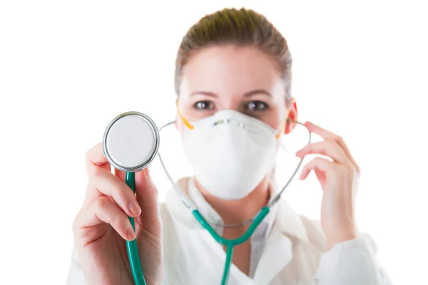 Médica feminina em máscara com estetoscópio pontiagudo — Fotografia de Stock