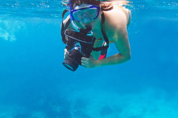 Schnorcheln im andamanischen Meer mit Unterwasserkamera — Stockfoto