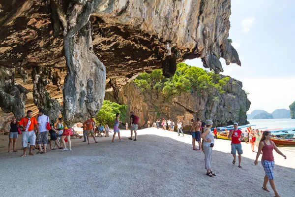 Tourists on James Bond Island, Thailand — Stock Photo, Image