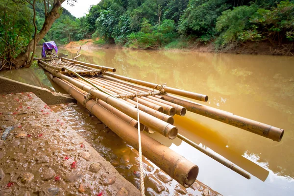 Bamboo raft on the river in Khao Sok National Park — Stock Photo, Image