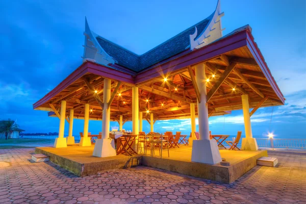 Oriental restaurante al aire libre en el mar — Foto de Stock