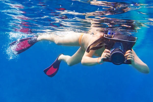 年轻妇女在安达曼海中浮潜 — 图库照片