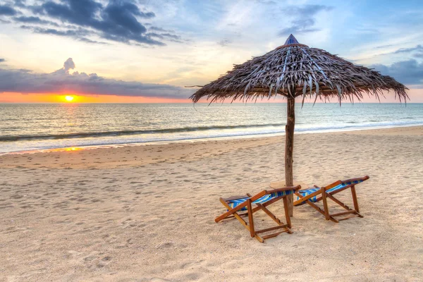 Paisaje tropical de playa con sombrilla y tumbonas en Tailandia — Foto de Stock