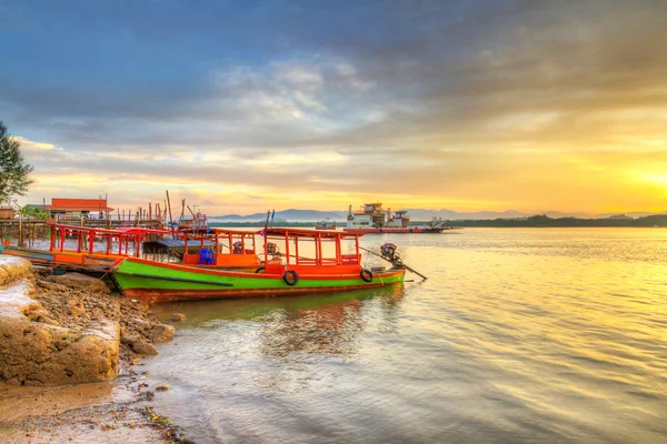 Bateaux de pêche sur la rivière à Koh Kho Khao, Thaïlande — Photo