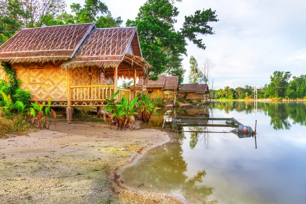 Liten by vid vattnet i thailand — Stockfoto
