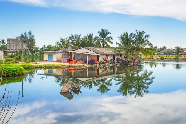 Casas de vacaciones en postes en Tailandia — Foto de Stock