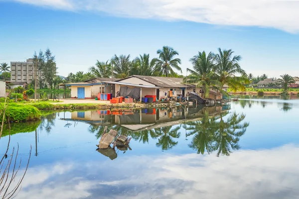 Semester hus på stolpar i thailand — Stockfoto