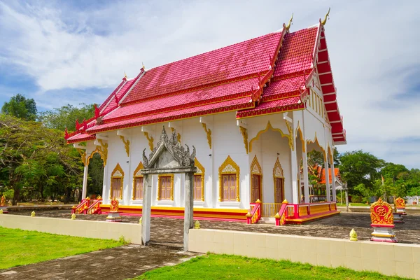 Templo Wat Rat Niramit en la ciudad de Bang Muang . — Foto de Stock