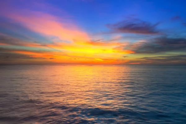 Atemberaubender Sonnenuntergang am Strand der Insel Koh Kho Khao in Thailand — Stockfoto
