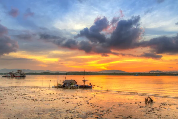 Pôr do sol incrível na praia de Koh Kho Khao ilha na Tailândia — Fotografia de Stock