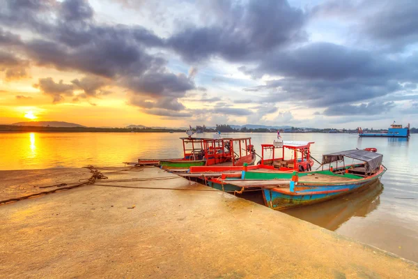 Barcos de pesca no rio em Koh Kho Khao, Tailândia — Fotografia de Stock